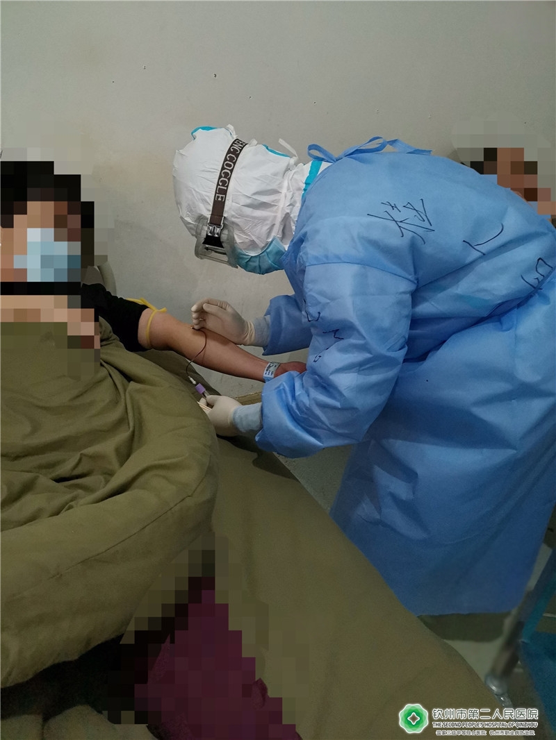 李祉桄在給病人抽血.jpg