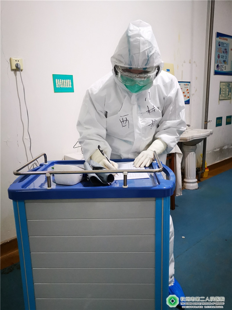 李祉桄在記錄整理病人生命體征信息以錄入電腦.jpg