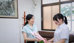 住培十周年 感念師恩｜欽州市二醫(yī)院學(xué)生為臨床帶教老師們送上鮮花和祝福